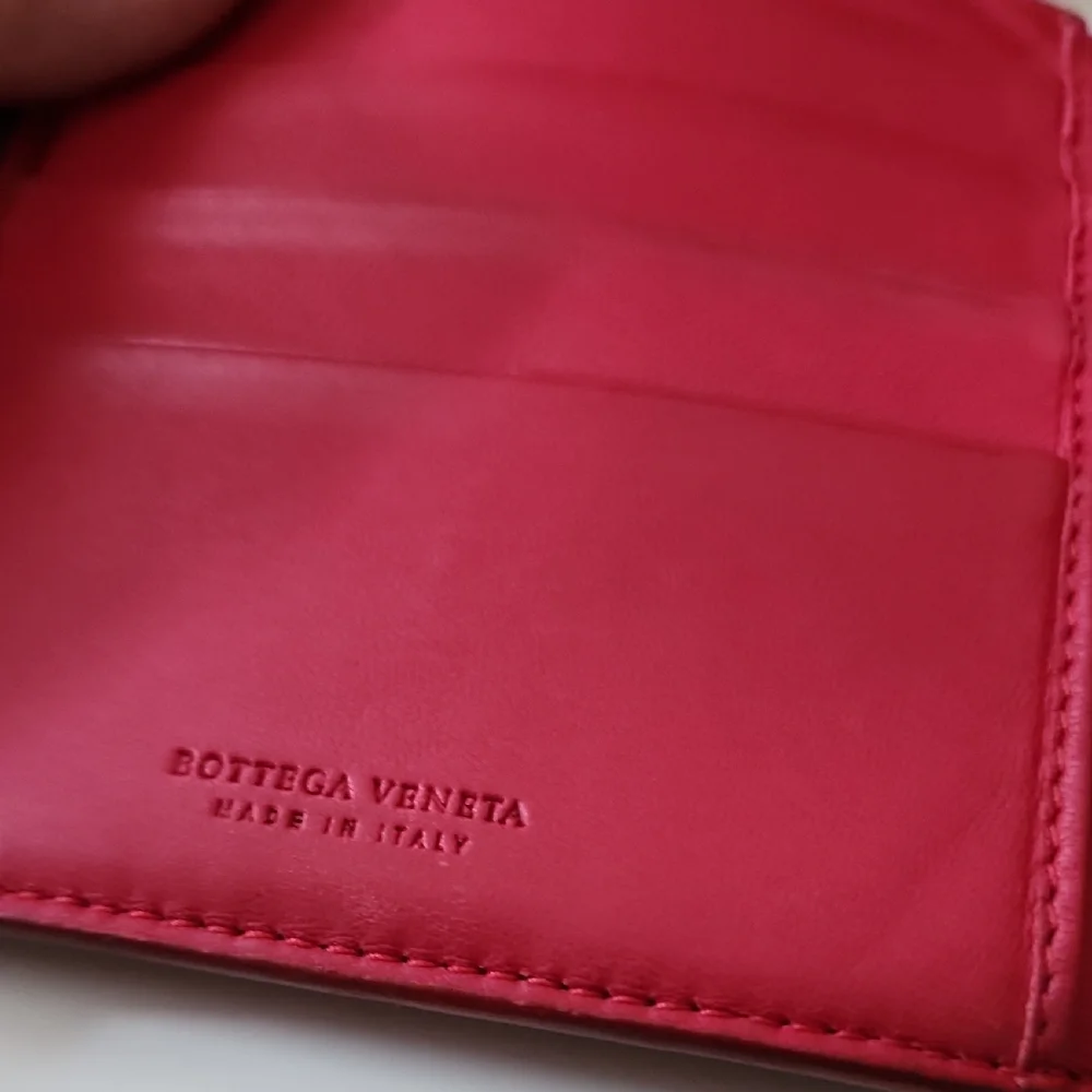 Bottega Veneta Red Leather Wallet with Intrecciato Pattern - Picture 11 of 14